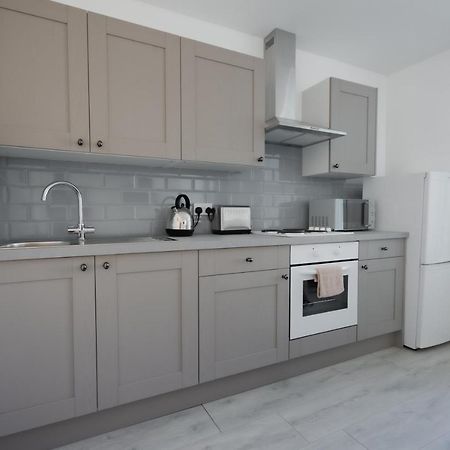 Platform Stadium Apartment With Parking كينغستون أبون هول المظهر الخارجي الصورة