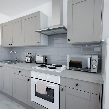 Platform Stadium Apartment With Parking كينغستون أبون هول المظهر الخارجي الصورة