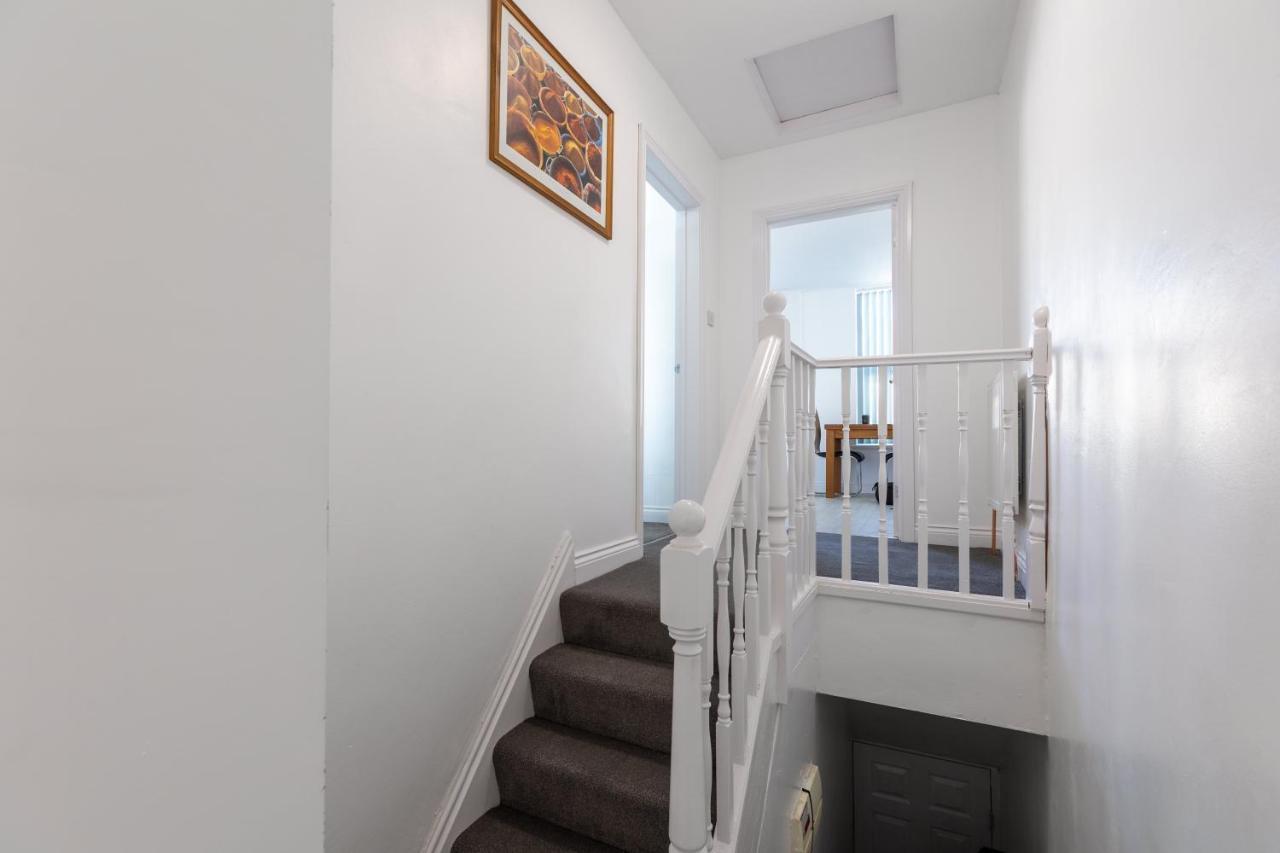 Platform Stadium Apartment With Parking كينغستون أبون هول المظهر الخارجي الصورة