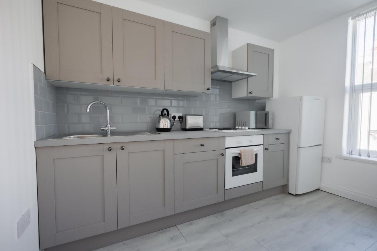 Platform Stadium Apartment With Parking كينغستون أبون هول المظهر الخارجي الصورة