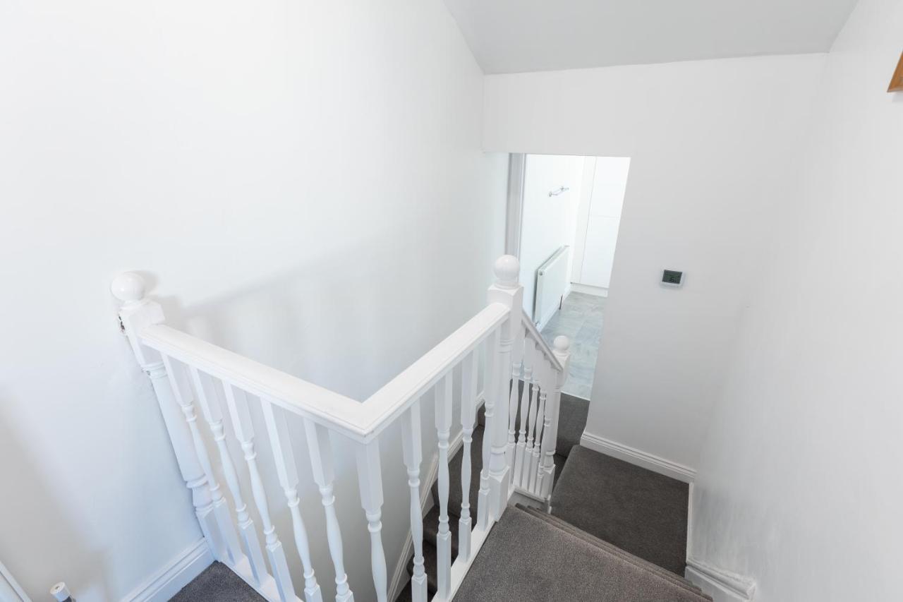 Platform Stadium Apartment With Parking كينغستون أبون هول المظهر الخارجي الصورة