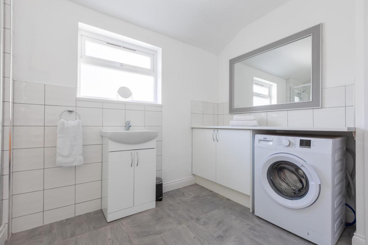 Platform Stadium Apartment With Parking كينغستون أبون هول المظهر الخارجي الصورة